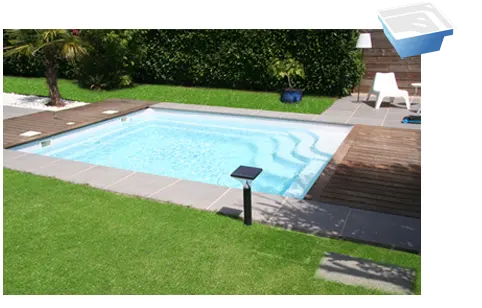 GFK Pool im Garten einer Familie