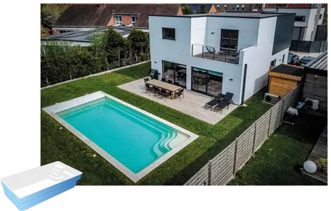 GFK Pool im Garten eines Neubaugrundstücks