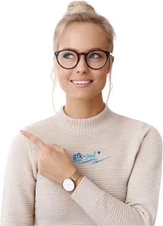Frau die sich über GFK Pools informiert